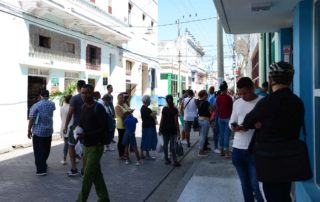Warteschlangen vor Geschäften gehören zum kubanischen Alltag